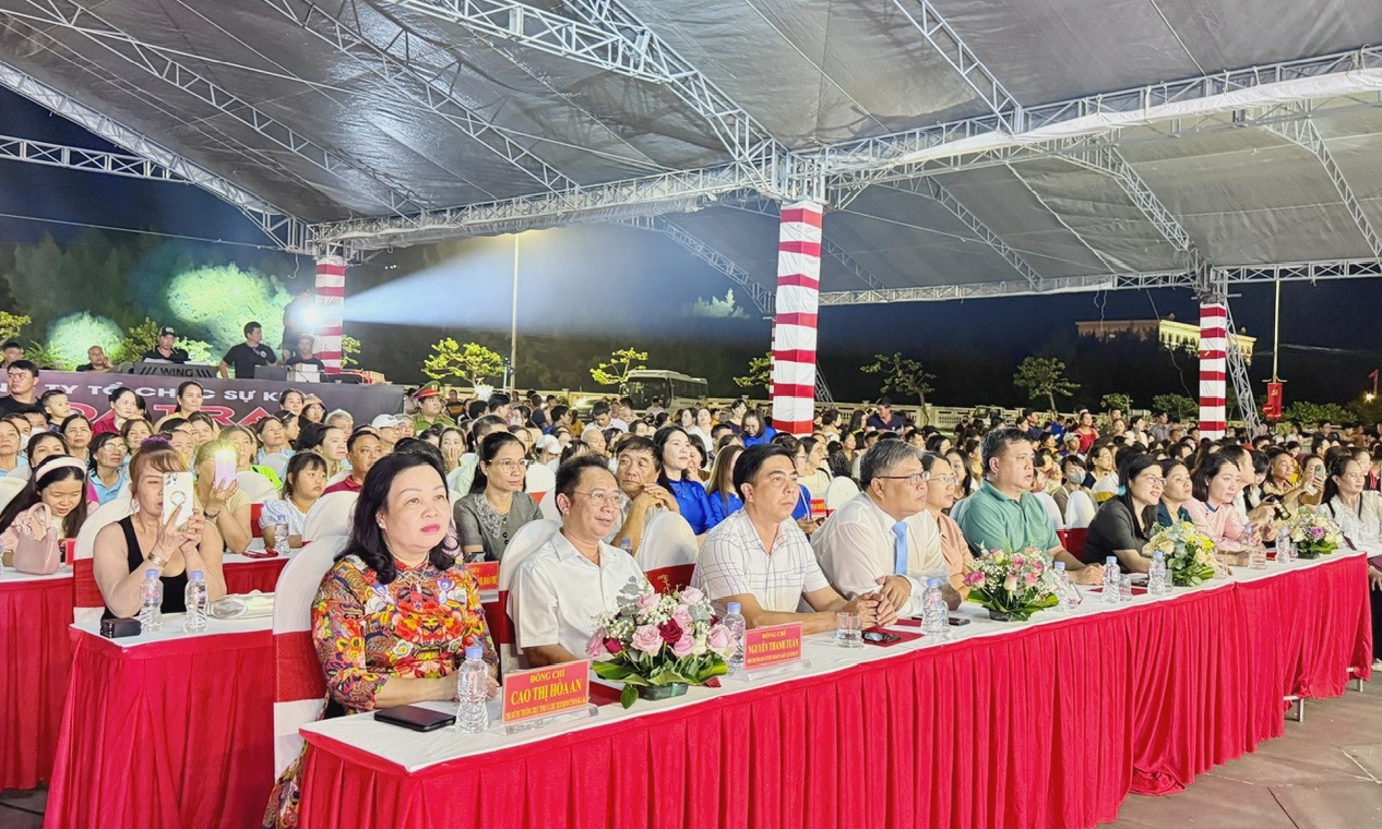 Các đại biểu tham dự chương trình nghệ thuật.